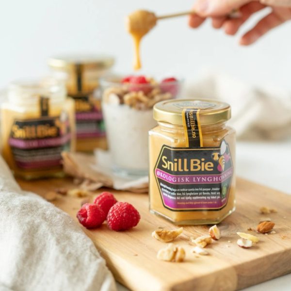 Snillbie organic honey 250g jar with honey spoon and yoghurt